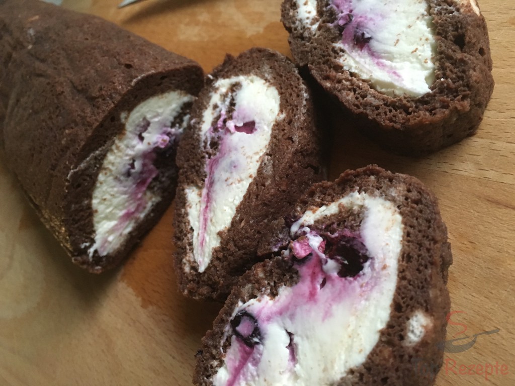 Photo of Fitness-Quarkrolle mit Heidelbeeren