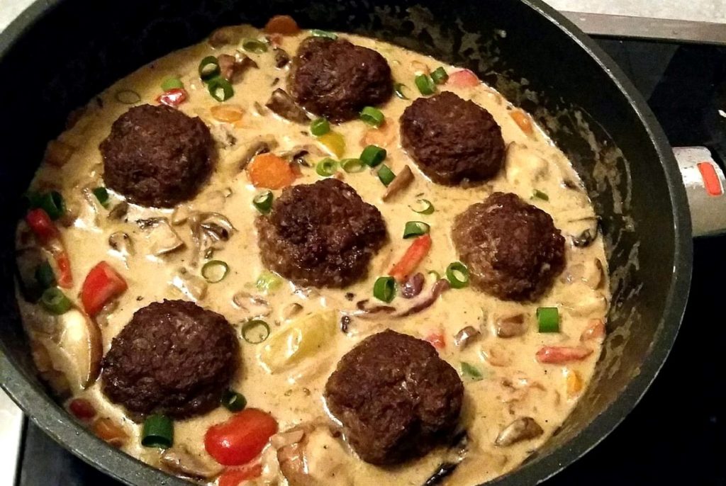 Photo of Hackbällchen in Gemüse Rahmsoße mit Reis