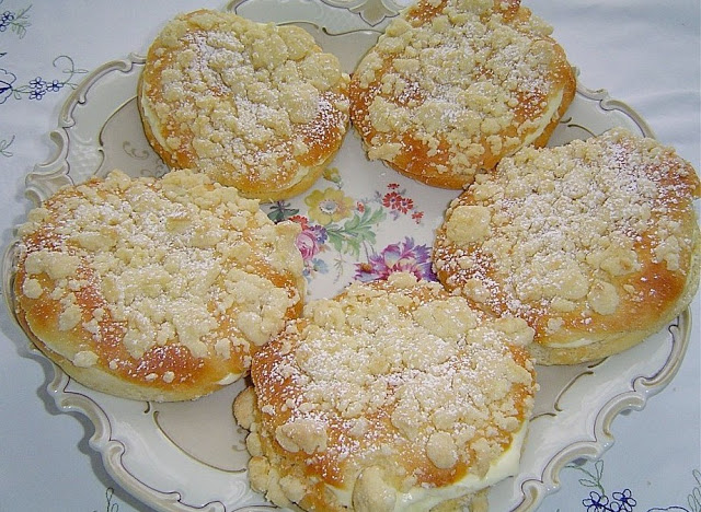 Photo of Hefe Streuselteilchen mit Pudding und Sahne