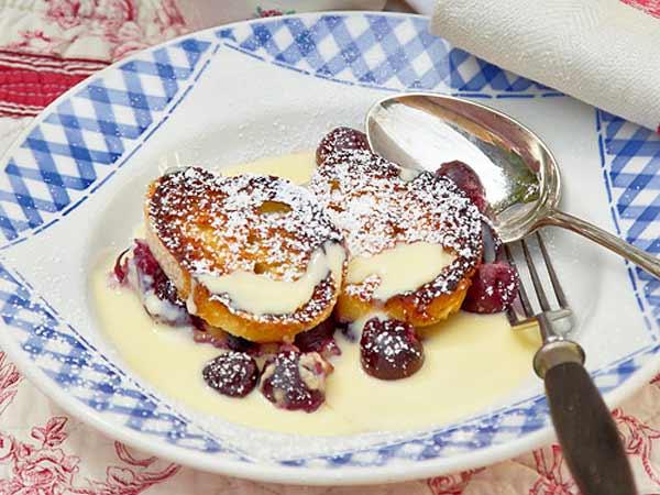 Photo of Arme Ritter mit Kirschen und Vanillesoße
