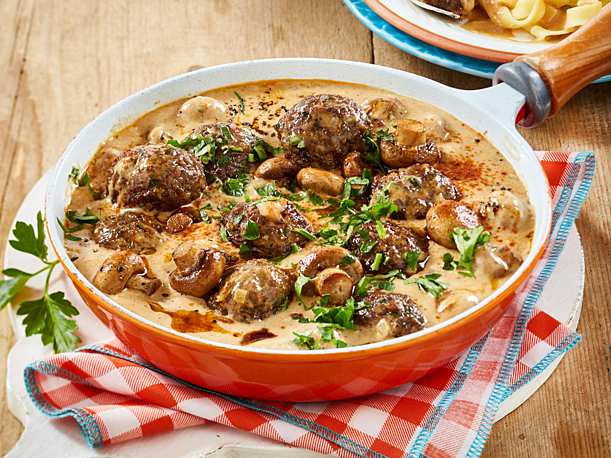 Photo of Nudeln mit Pilzsoße und Hackbällchen