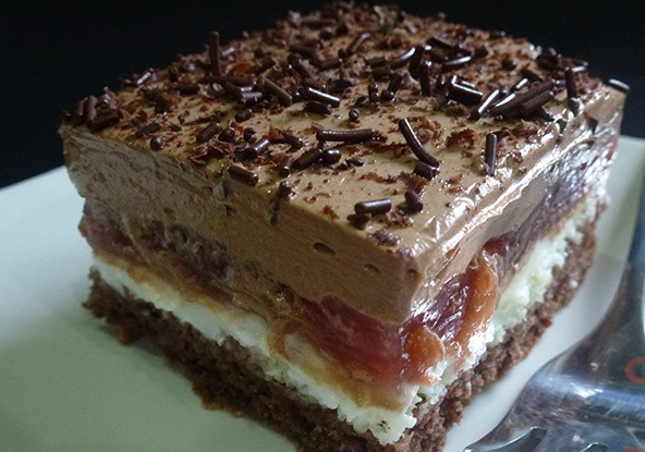 Photo of Festliche Sauerkirsch-Quark-Schokoschnitten