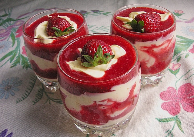 Photo of Erdbeeren mit Vanille Eierlikör Creme