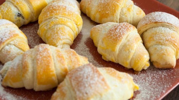 Photo of Sahne-Hörnchen aus Hefeteig ohne Gehzeit