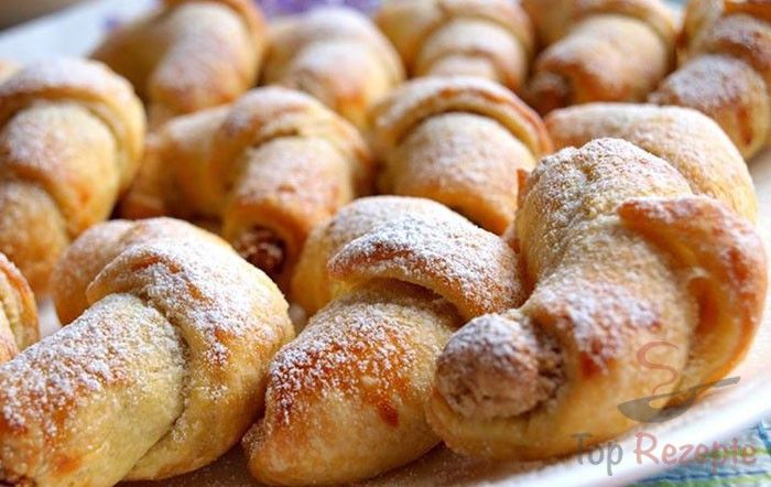 Photo of Sahneteig-Hörnchen mit Nussfüllung