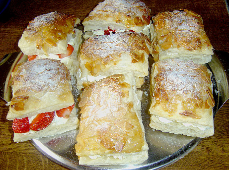 Photo of Erdbeerkissen aus Blätterteig, schnell gebacken