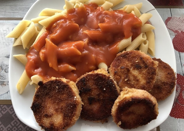 Photo of Nudeln mit Tomatensauce und Jägerschnitzel