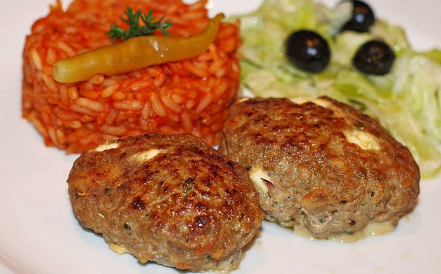 Photo of Bifteki mit griechischem Tomatenreis