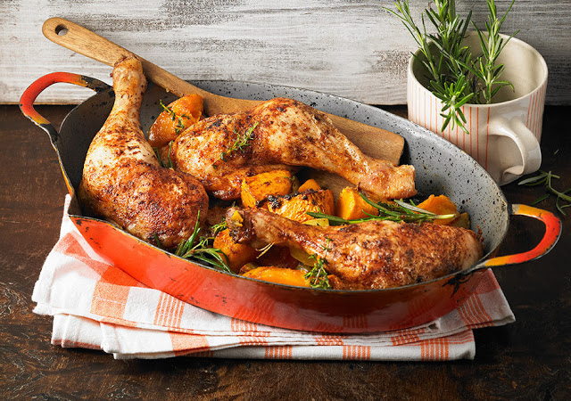 Photo of Kürbis, Kartoffeln und Hähnchenschenkel aus dem Backofen