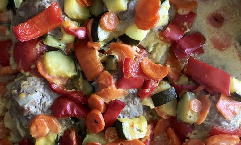 Photo of Curryhackbällchen mit Paprika, Zucchini und Karotten