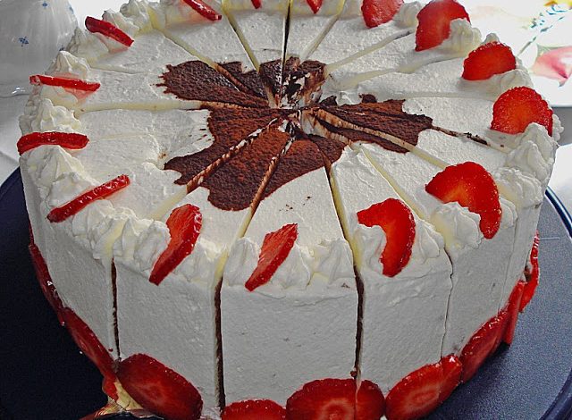 Photo of Gewickelte Erdbeer – Tiramisu – Torte