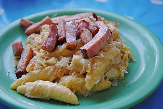 Photo of Schupfnudeln in Sauerkrautrahm mit gebratenen Kasselerstreifen