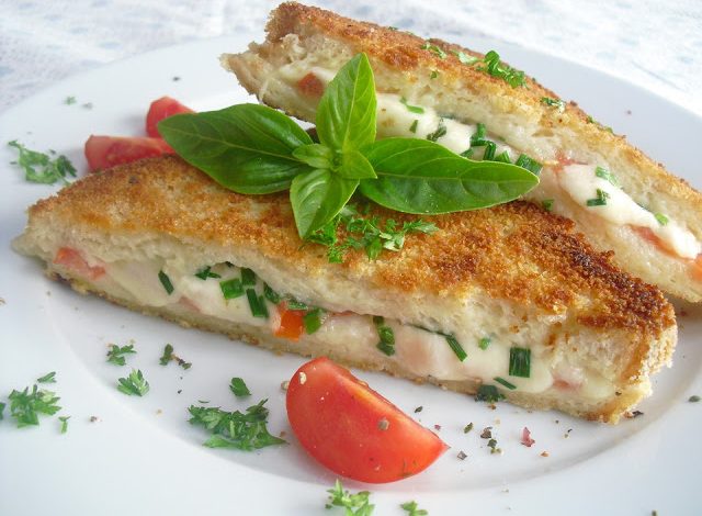 Photo of Toastecken mit Mozzarella und Tomaten gefüllt
