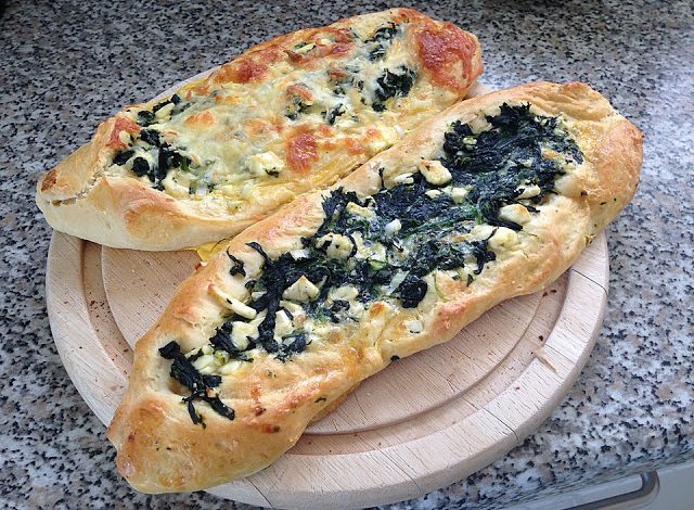 Photo of Pide mit Spinat und Schafskäse