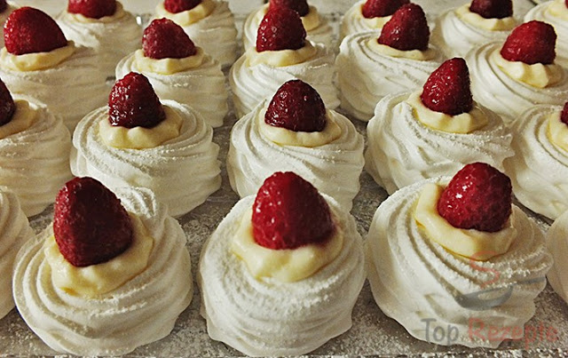 Photo of Baiserringe mit Vanillecreme und Himbeeren