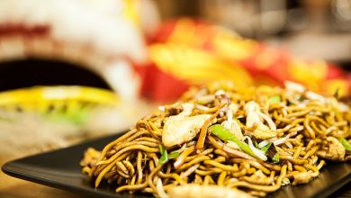 Photo of Chinesisch gebratene Nudeln mit Hühnchenfleisch, Ei und Gemüse