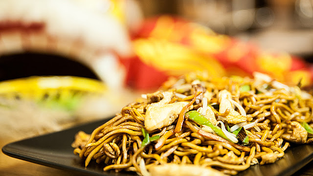 Photo of Chinesisch gebratene Nudeln mit Hühnchenfleisch, Ei und Gemüse