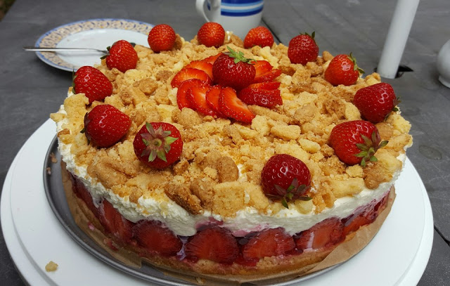 Photo of Erdbeerstreuselkuchen