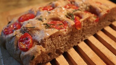 Photo of Focaccia mit Tomaten und Rosmarin