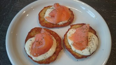 Photo of Räucherlachs auf Meerrettich-Schmand und Kartoffelpuffern