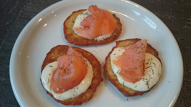 Photo of Räucherlachs auf Meerrettich-Schmand und Kartoffelpuffern