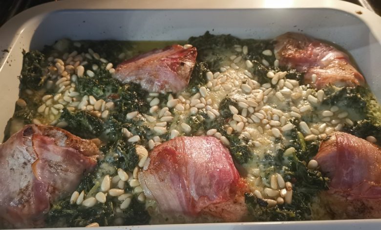 Photo of Putensteaks aus dem Ofen mit Spinat – Gorgonzola – Sauce und Pinienkernen