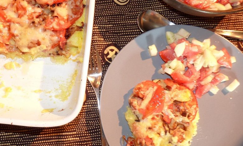 Photo of Überbackenes Kartoffel-Zucchinipüree mit Fleischkäse und Tomaten
