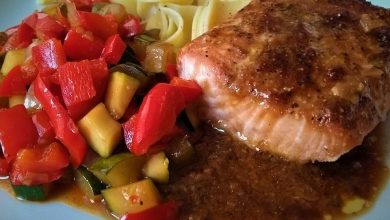 Photo of Asiatisch marinierter Lachs aus dem Backofen mit Paprika-Zucchini-Gemüse und Bandnudeln