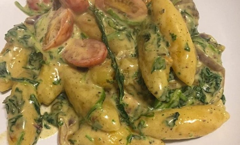 Photo of Schupfnudel-Spinat-Pfanne mit Hackbällchen