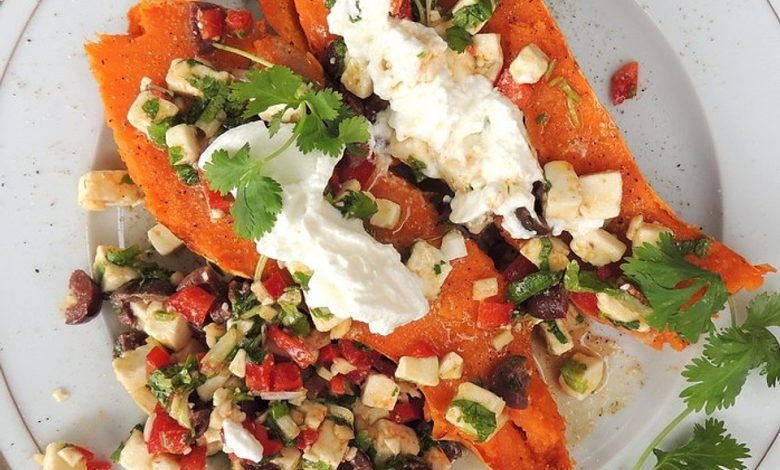 Photo of Gebackene Süßkartoffel mit würzigem Feta – Oliven – Salat