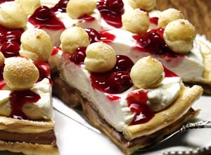 Photo of Nougat-Kirsch-Torte mit Flöckchen