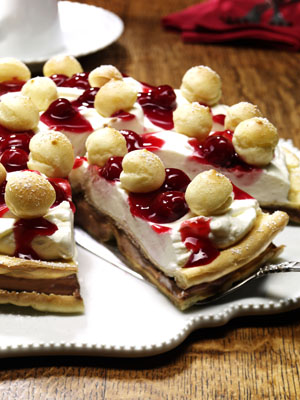 Photo of Nougat-Kirsch-Torte mit Flöckchen