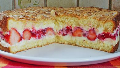 Photo of Pellwormer Bienenstich mit Erdbeeren