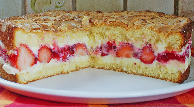 Photo of Pellwormer Bienenstich mit Erdbeeren