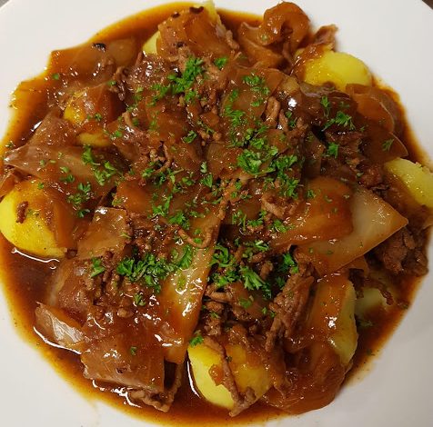 Photo of Schichtkohl oder schmorkohl mit salzkartoffeln