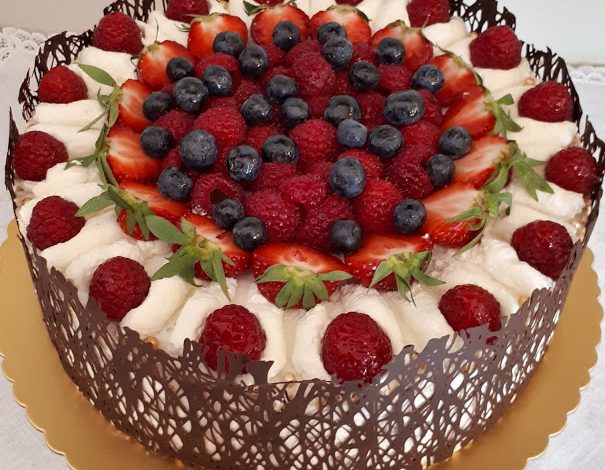 Photo of Erdbeer-joghurt-mousse torte mit schokoladerand