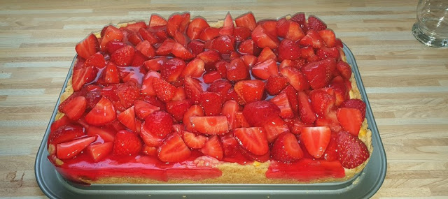 Photo of Erdbeer-Käsekuchen auf dem Blech