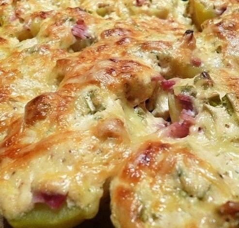 Photo of BELEGTE OFENKARTOFFELN – PELLKARTOFFELN MIT SPECK, SCHMAND UND KÄSE ÜBERBACKEN