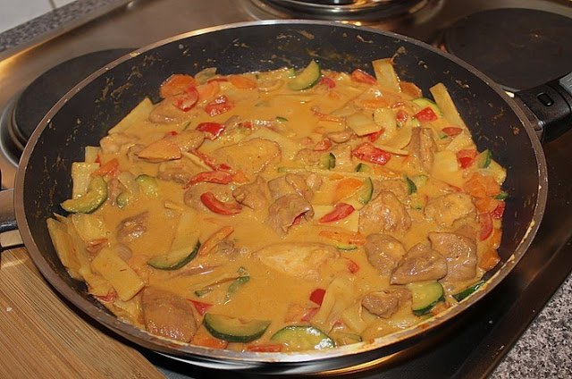 Photo of Schnelles Thai-Curry mit Huhn,Paprika und feiner Erdnussnote