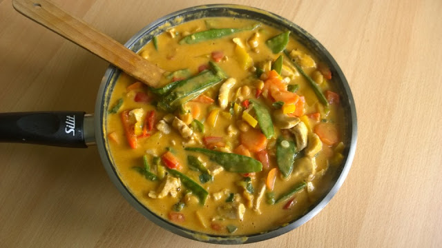Photo of Schnelles Thai Curry mit Huhn, Paprika und feiner Erdnussnote