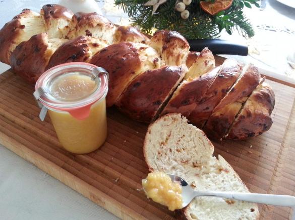 Photo of HEFEZOPF MIT ROSINEN UND ORANGEN-MARZIPAN MARMELADE