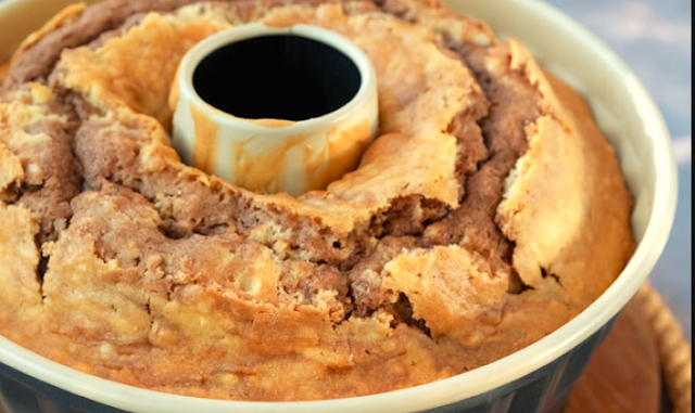 Photo of Gugelhupf mit Marzipan und gehackten Mandeln