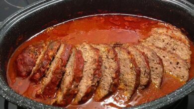 Photo of Paprika-Feta-Hackbraten aus dem Backofen mit Tomatensauce