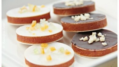 Photo of Marzipan-Hagebutten-Taler mit Oblaten für den weihnachtlichen Plätzchenteller