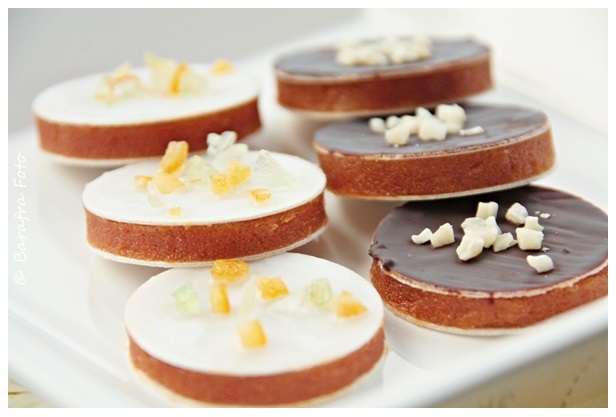 Photo of Marzipan-Hagebutten-Taler mit Oblaten für den weihnachtlichen Plätzchenteller