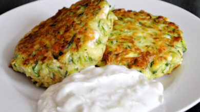 Photo of Fluffige Taler zum Eintunken: Zucchinipuffer mit Feta und Tzatziki