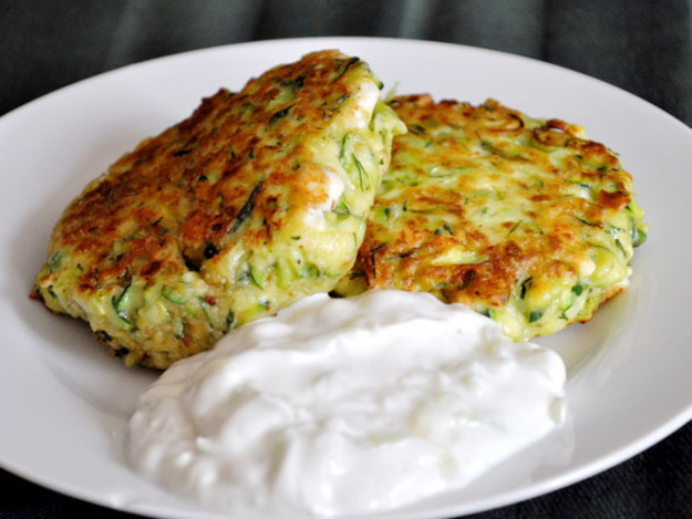Photo of Fluffige Taler zum Eintunken: Zucchinipuffer mit Feta und Tzatziki