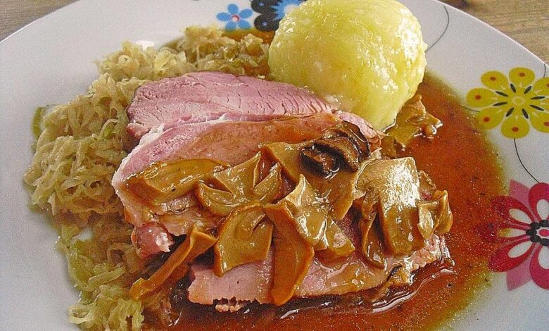 Photo of Pökelbraten mit sauerkraut und thüringer klössen