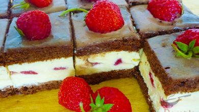Photo of Köstlicher schokokuchen mit creme und erdbeeren