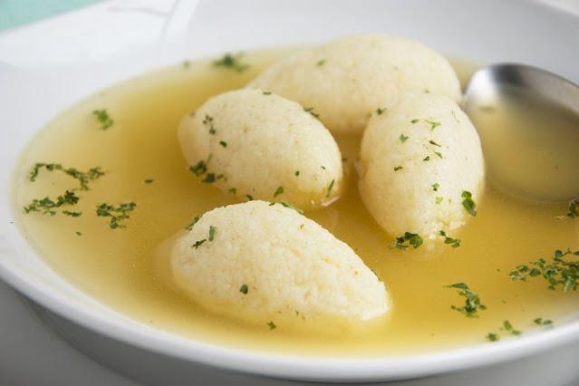 Photo of Traditionelle Grießklößchensuppe